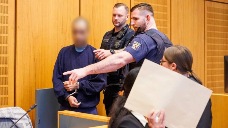 Vater öffentlich verhöhnt nach Messermord an seiner Tochter