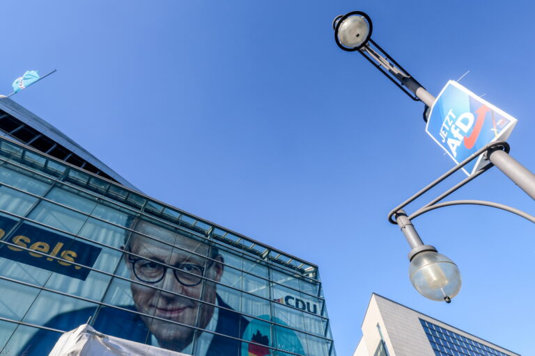 Neuer Rekord: AfD führt nun um zwei Prozentpunkte vor Merz-Union