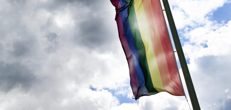 Klöckner breitet Regenbogenflagge auf Reichstag aus – Eine begrenzte Geste für LGBTQ-Rechte