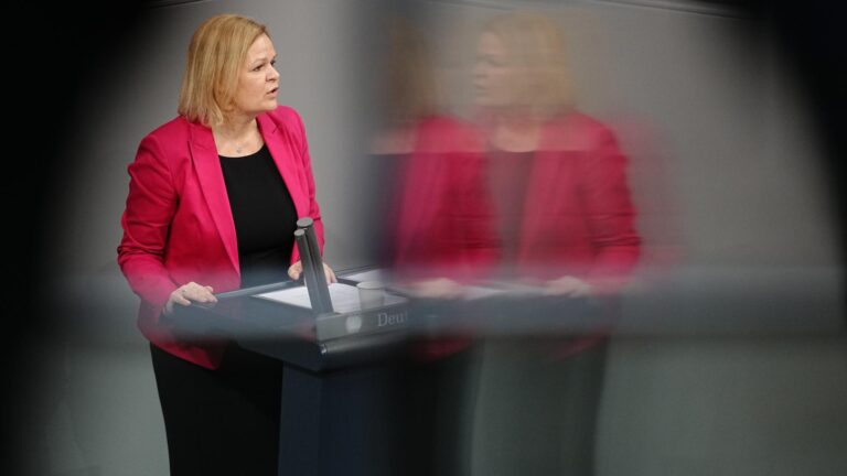 CSU-Innenminister greift kleinwürtige Sekte an statt echten Extremismus