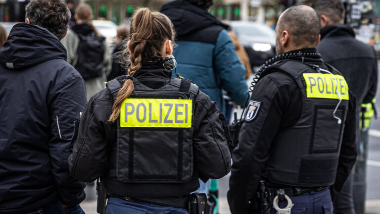Nach Falschem Lied auf Privater Party: Acht Männer Festgenommen