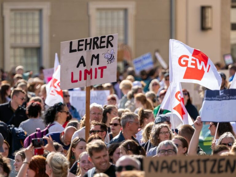 GEW fordert systematische Überwachung von Lehrkräften mit AfD-Parteibuch