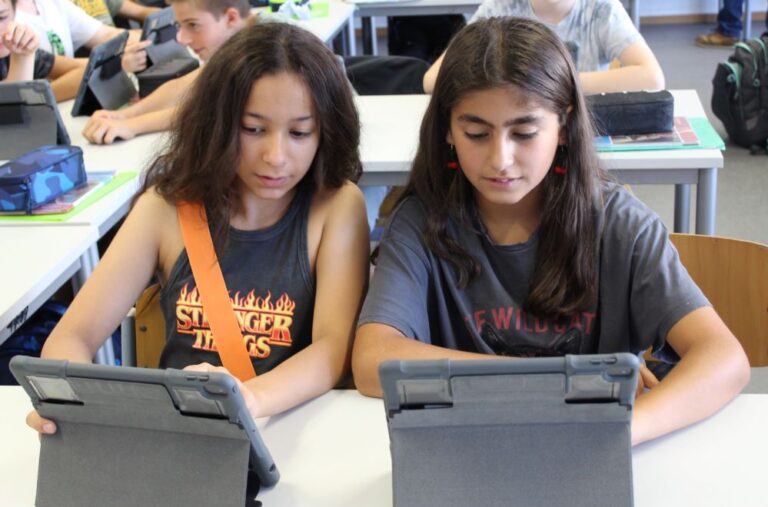 Schülerinnen und Schüler streiten über geschlechtsspezifische Abschlussfeiern – eine Gefahr für die Gesellschaft?