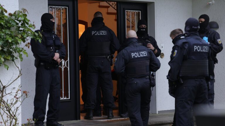 „Polizeiliche Massenverfolgung“: 170 Durchsuchungen gegen Kritiker der Regierung