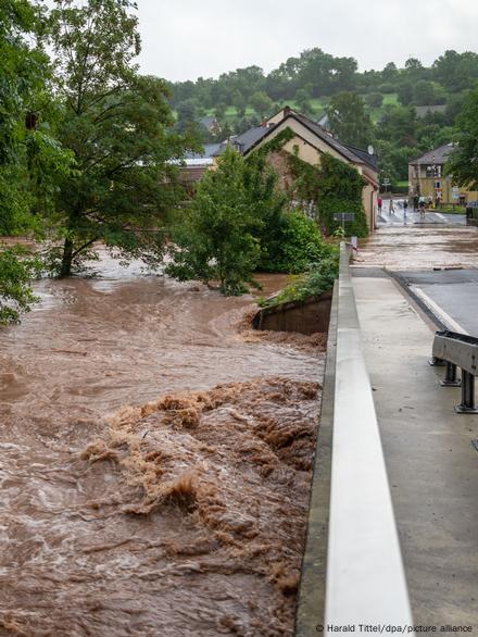 Unwetter bedrohen die deutsche Fernsehversorgung – eine Katastrophe in der Nachbarschaft