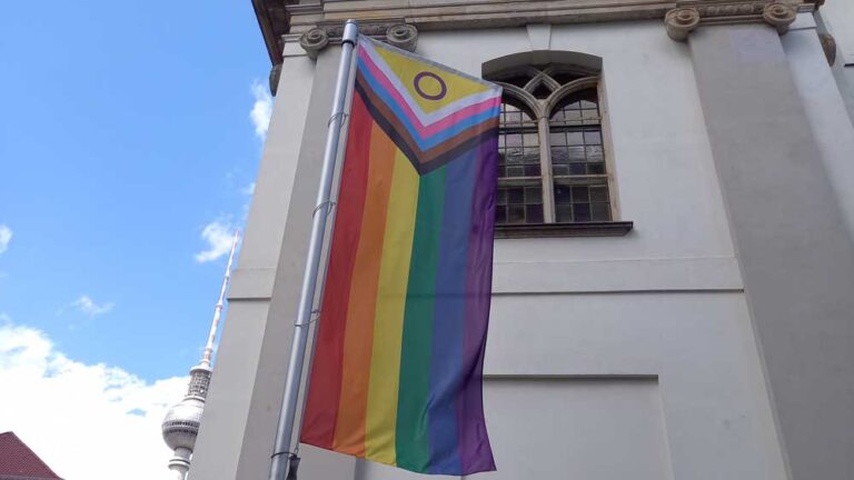 Regenbogenflaggen in München: Eine Provokation der kirchlichen Traditionen