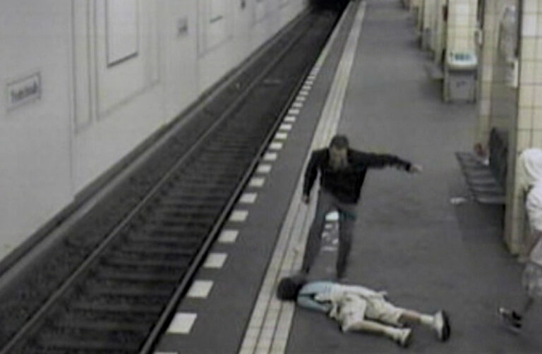 Blutiger Angriff in Berliner U-Bahn: Unbekannter beißt Mann das Ohr ab