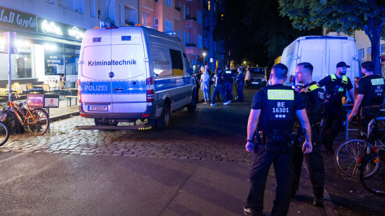 Mann beißt Gastwirt in die Wange – Chaos in Berlin