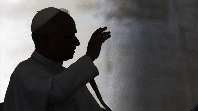 Krieg gegen Satan: Karde. Simoni spricht Exorzismusgebet im Petersdom