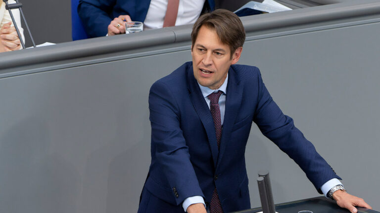 Götz Frömming grillt Wolfram Weimer – der flüchtet