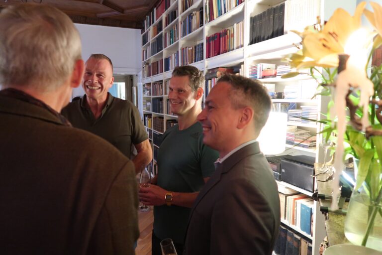 Merz stellt sich mit Lüge vor Weimer: „Alle Vorwürfe sind falsch“