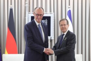 Zurückhaltung auf dem Gedenktag: Merz wird mit Hänseleien empfangen