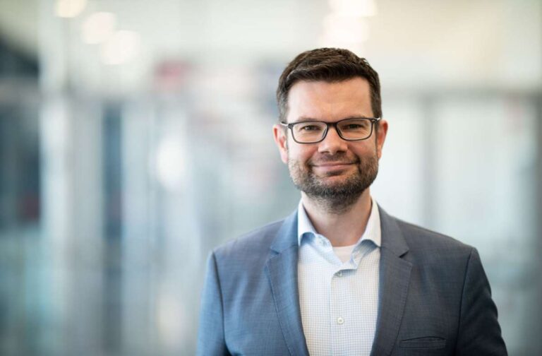 Ex-Justizminister Buschmann kehrt zu Kanzlei zurück – Kontroversen um Impfstoffverfahren