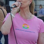 „Kriegstreiberin“ und „Schreibtischmörderin“ – Landgericht Köln schützt Meinungsfreiheit vor Gericht