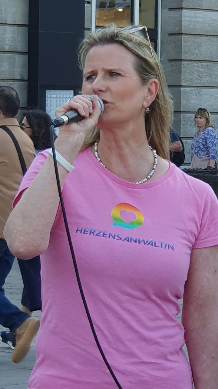 „Kriegstreiberin“ und „Schreibtischmörderin“ – Landgericht Köln schützt Meinungsfreiheit vor Gericht