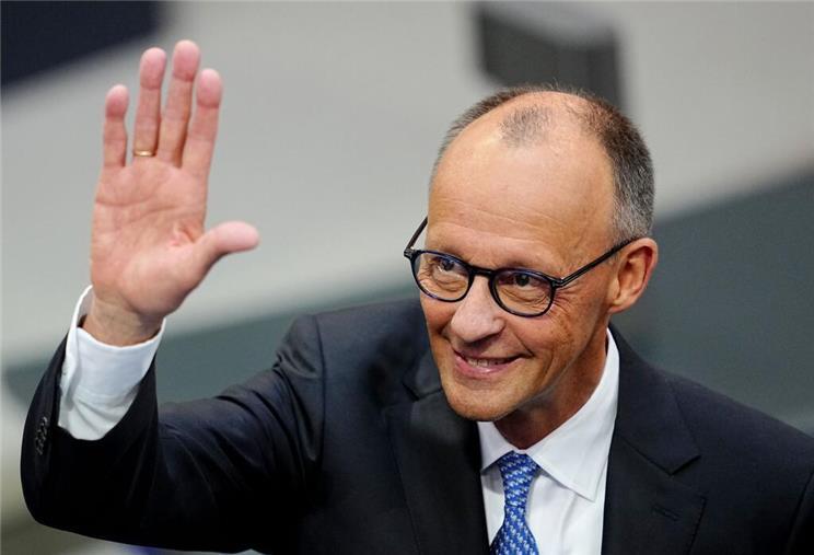 Merz wird zum weltweit unbeliebtesten Regierungschef – Deutschland droht an einem Wirtschaftsabgrund