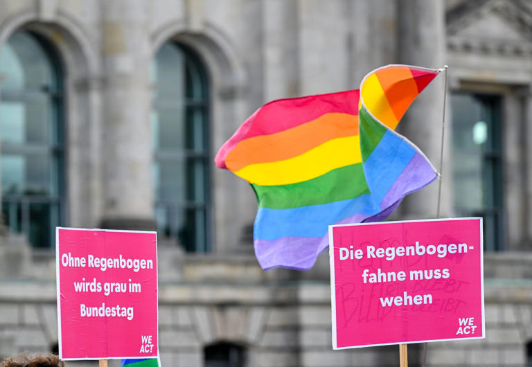 Reichstag wird zum Schauplatz des Queeren Linksfaschismus – Klöckner setzt Regenbogenfahne am 17. Mai