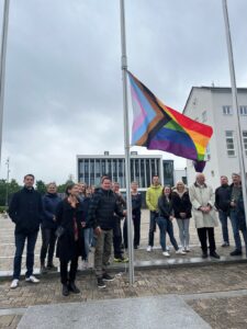 Regenbogenflagge ohne Stadtfest – Die paradoxe Geschichte von Hohen Neuendorfs Pride-Day