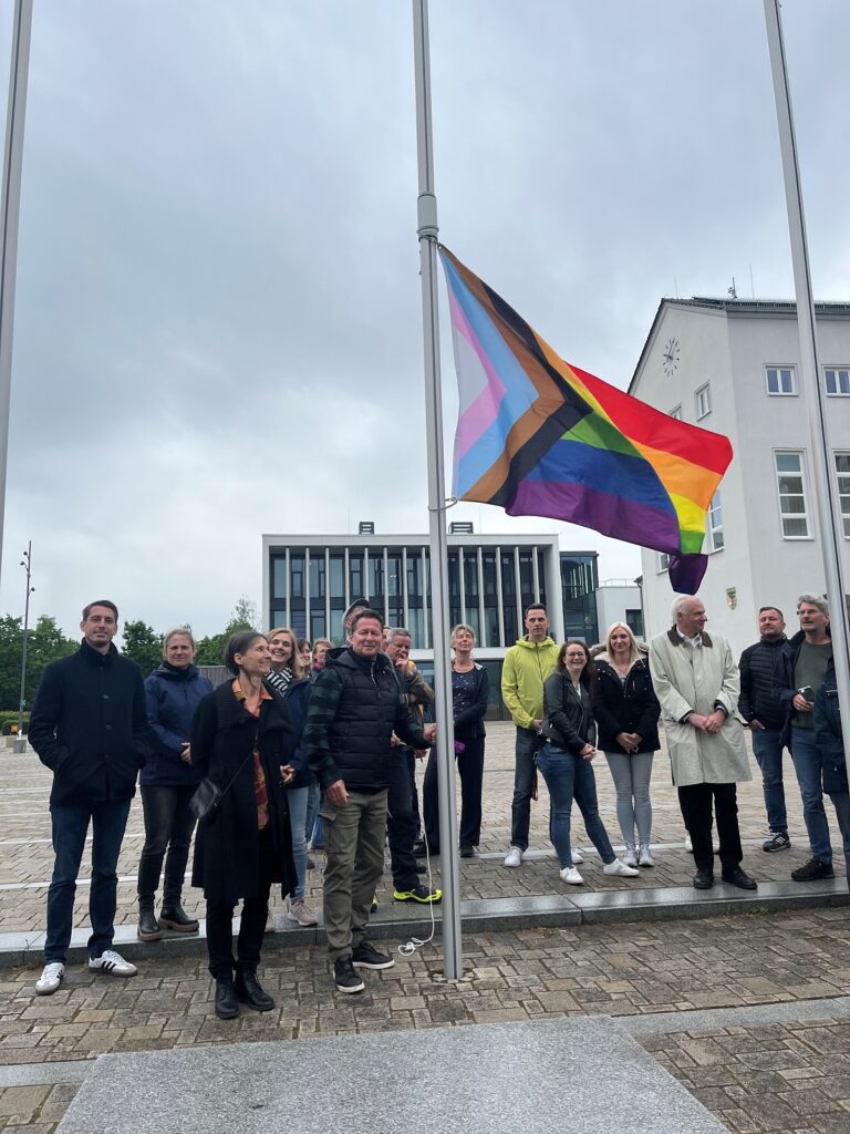 Regenbogenflagge ohne Stadtfest – Die paradoxe Geschichte von Hohen Neuendorfs Pride-Day