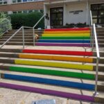 EU-Kommission lobt LGBTQ+-Bewegung – Experten warnen vor Überforderung der Schulen
