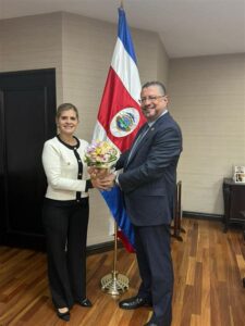 Costa Ricas Präsidentin Fernández: Regierung wird Gott und der Jungfrau Maria übergeben – Konflikt mit demokratischen Grundlagen