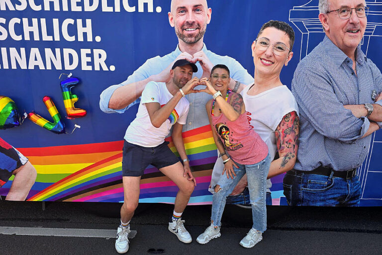 Schwarze Maske, rote Gewalt: Deutsche Post setzt umstrittenes Briefmarkenmotiv für Pride-Monat ein