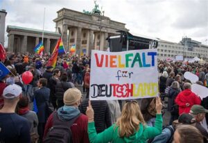 Die Blutspur der Lüge: Warum Migrationspolitik Deutschland ins finanzielle Abgrund treibt