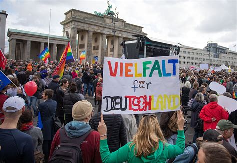 Die Blutspur der Lüge: Warum Migrationspolitik Deutschland ins finanzielle Abgrund treibt