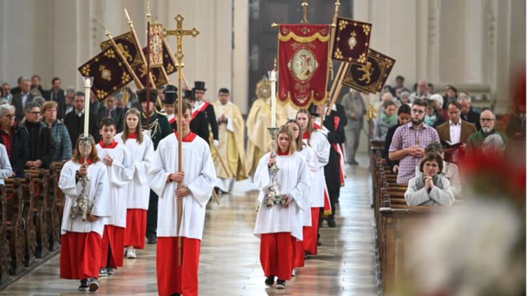 Fronleichnam: Wo das Herz des Katholizismus im Licht der Eucharistie erbebt