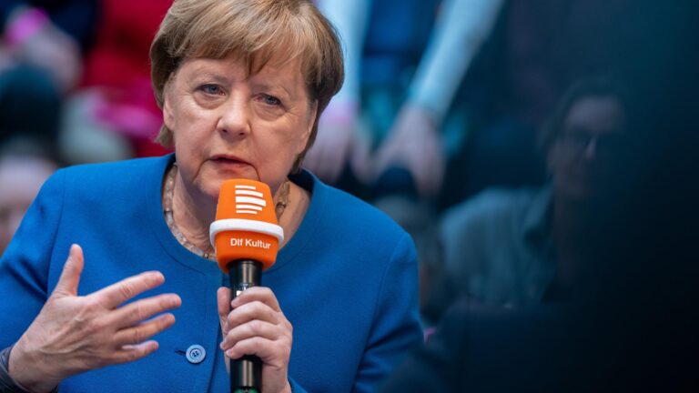 Merkel’s geheime Migrationsagenda: Deutschland ist bereits 2015 zerbrochen