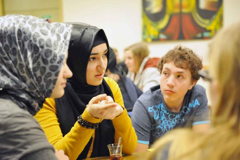 Glaubenswerte im Streit: Warum Christen und Muslime trotz theologischen Unterschieden die Wahrheit gemeinsam schützen müssen
