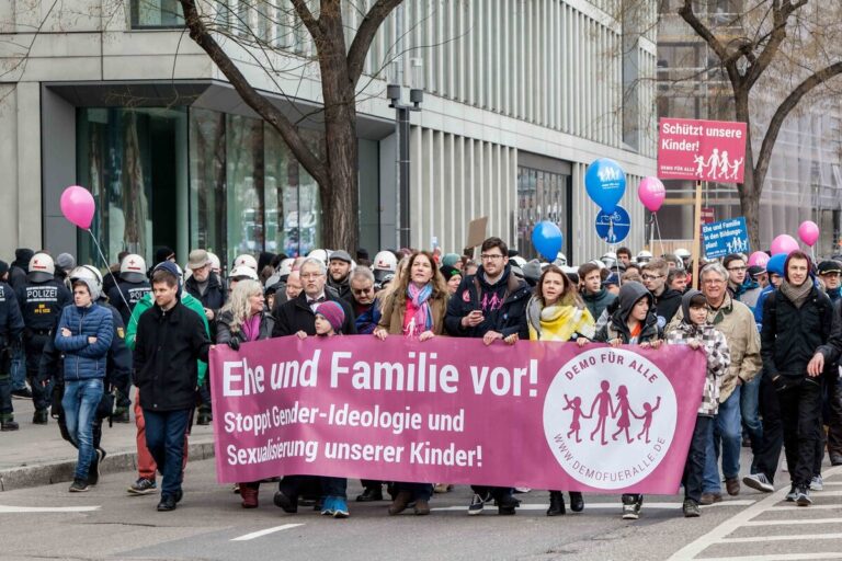 Katholische Familien drängen Rom – Gender-Ideologie in Hamburgs Schulen muss eingestellt werden!