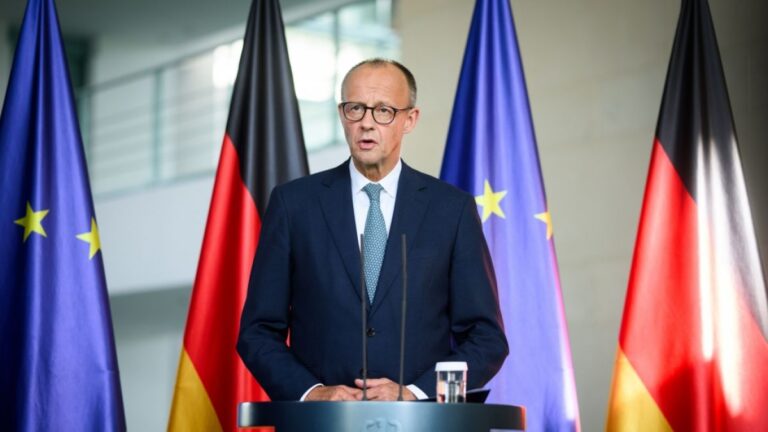 Urlaub statt Lösungen: Friedrich Merz und die drohende Wirtschaftskrise Deutschlands