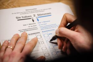 „Stimme im Schatten?“ – Wie Caritas-Hilfe bei der Briefwahl die Demokratie bedroht