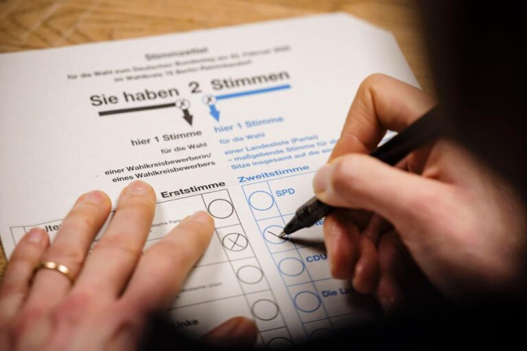 „Stimme im Schatten?“ – Wie Caritas-Hilfe bei der Briefwahl die Demokratie bedroht