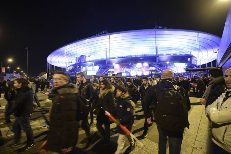 Säkularität trifft göttliche Einheit: 80.000 Jugendliche verehren im Stade de France die heilige Tunika Christi mit Papst Leo XIV.