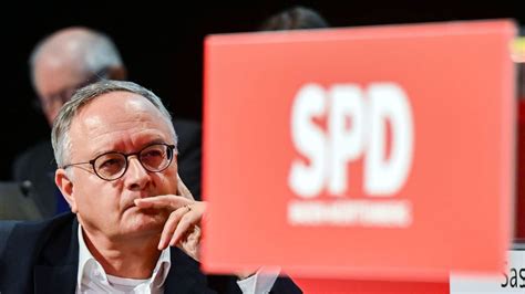 Wahlkampf in den Aschenzügen: Der SPD-Spitzenkandidat im Netz der Korruption