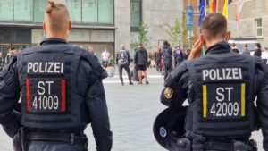 Vor dem Wahltag: Maskierte Extremisten drohen mit Zerstörung in Halle