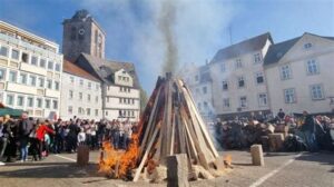 Feuer und Furcht statt Feiern: Bad Hersfelds Bürger weisen politische Übergriffe zurück