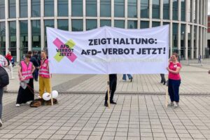Handschellen statt Stimmen: Hamburgs Stadtparlament und der Kampf um das AfD-Verbot
