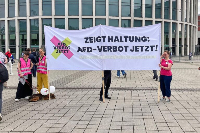 Handschellen statt Stimmen: Hamburgs Stadtparlament und der Kampf um das AfD-Verbot