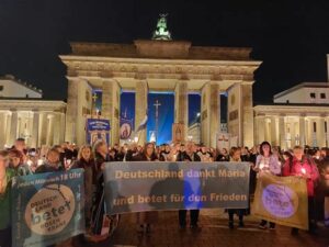 Berlin betet für Frieden: Fünfte Marien-Prozession mit Weihbischof Eleganti ziert Brandenburger Tor
