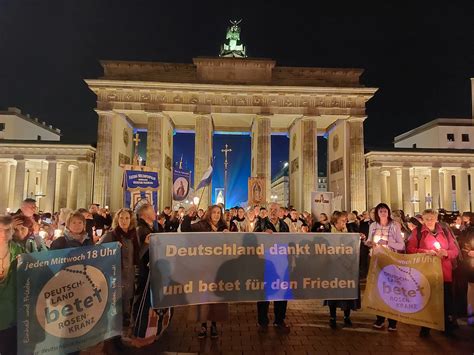 Berlin betet für Frieden: Fünfte Marien-Prozession mit Weihbischof Eleganti ziert Brandenburger Tor